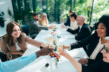 Businessmen and businesswomen making a corporate party - 781192529