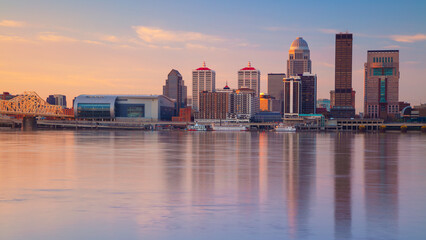 Louisville, Kentucky, USA. Cityscape image of Louisville, Kentucky, USA downtown skyline with reflection of the city the Ohio River at spring sunrise. - obrazy, fototapety, plakaty