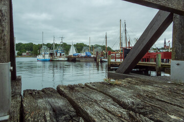 Obraz premium Blick von einem Bootssteg auf den Hafen und Segelboote in Flensburg