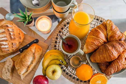 petit déjeuner délicieux vu de dessus composé de pain croissants fruits frais orange pommes et bananes thé et café