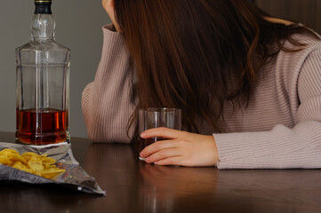 深酒で酔い潰れる女性