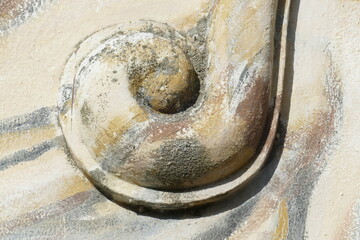 Verzierung, Spirale an einer bunten, alten Hauswand, Deutschland - 781219538