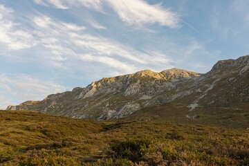 Obraz premium Breathtaking view of the rocky mountains in Naranjo de Bulnes, Asturias, Spain