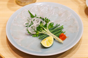 高級なフグ料理のお店。
大型のトラフグを味わえる。

ふぐちり（トラフグの鍋料理）、てっさ（トラフグの薄造り刺し身）、トラフグの唐揚げ、トラフグの皮のあえ物、トラフグのひれ酒など。

フグには猛毒があるが、フグ調理師免許を持つ和食料理人の熟練の技術によって毒の部位を除去してもらえます。
味は淡白でありながら奥深い味わい。歯ごたえもしっかりしていて最高に美味。

日本国神奈川県川崎市にて。
2024