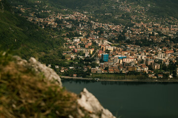 Fototapeta na wymiar città di Lecco vista dall'alto