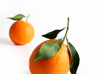 Due frutti d'arancia freschi con foglie isolati su sfondo bianco. Cibo sano e vegetariano. Copia spazio. - 781249348