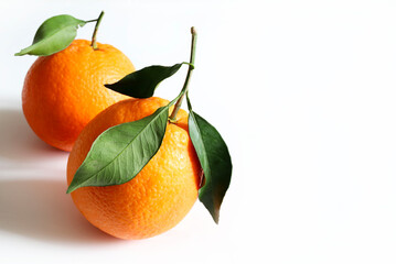 Due frutti d'arancia freschi con foglie isolati su sfondo bianco. Cibo sano e vegetariano. Copia spazio. - 781249369