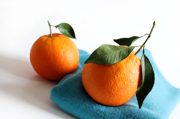 Due frutti d'arancia freschi con foglie isolati su sfondo bianco. Cibo sano e vegetariano. Copia spazio. - 781249382