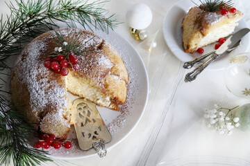 Dolce natalizio italiano. Delizioso pandoro Zuccotto con crema Raffaello. Torta natalizia decorata con ribes rosso. Natale e festività.