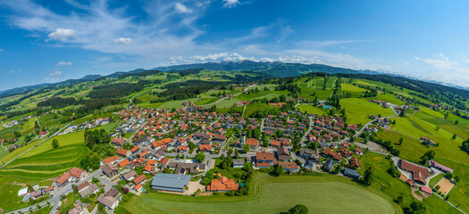 Das Westallgäu bei Oberreute an der Deutschen Alpenstraße im Luftbild