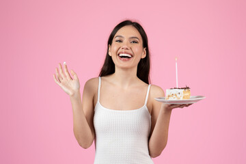 Obraz premium Happy woman celebrating with cake and laughter