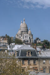 Photo du Sacré Coeur au sommet de la butte Montmartre à Paris.  - obrazy, fototapety, plakaty
