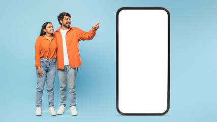 Smartphone mockup with couple pointing to side - obrazy, fototapety, plakaty