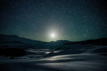 Poster aurora borealis in the mountains © quratul