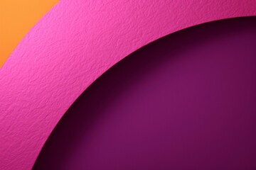 立体的なビビッドカラーの抽象バナー。オレンジの背景に紫とピンクの円の一部