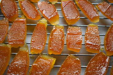Dry the orange peels boiled in syrup on a wire rack. Glassy and translucent orange peels.