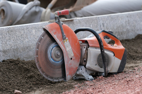 Strassenbau, Steins&auml;ge auf einer Baustelle