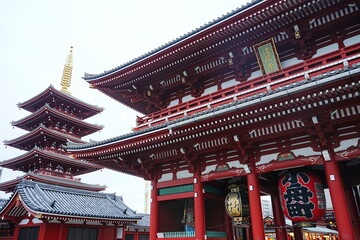 Fototapeta na wymiar Sensoji or Asakusa Kannon Temple in Asakusa, Tokyo, Japan - 日本 東京 浅草 浅草寺 宝蔵門 