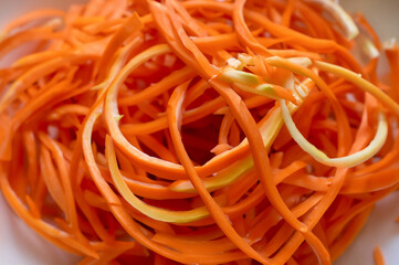 Carottes coupées en spaghettis très fin pour préparation de repas d'été
