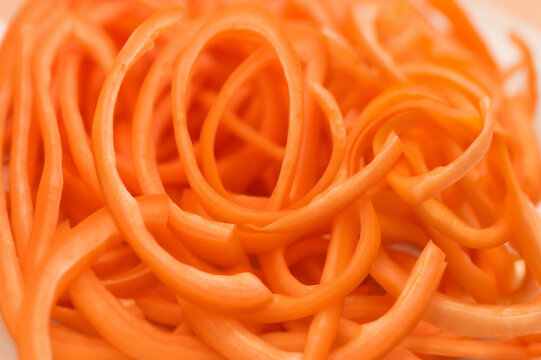 légumes découpé, carottes en tagliatelle en ia. coupé en longueur façon spaghettis crus