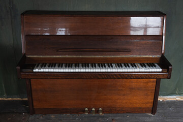Fototapeta na wymiar Old piano in an abandoned house.