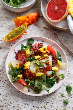 Grapefruit, quinoa, lamb's lettuce and kiwano salad