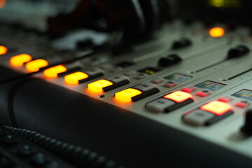 audio mixer console