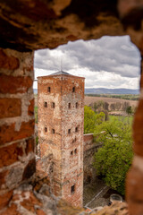 widok wieży średniowiecznego zamku  - obrazy, fototapety, plakaty