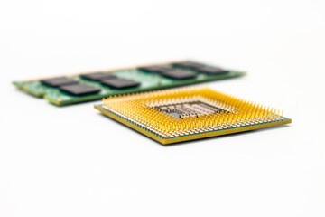 Processador CPU e Memória RAM em perspectiva, isolados em fundo branco