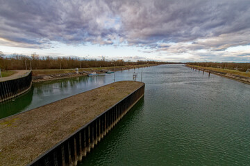 Le Rhin pr&eacute;s du barrage de Gambsheim