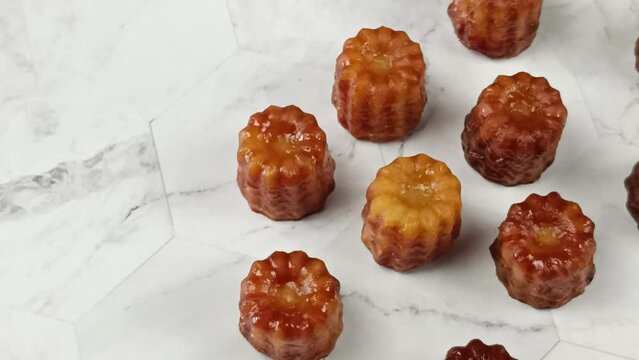 Canel&eacute;s bordelais, vue du dessus, sur une table