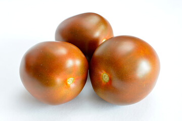 Obraz premium three brown tomatoes isolated on white background close up