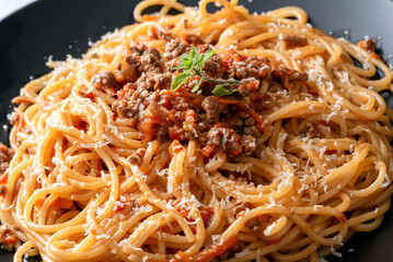 Piatto di deliziosi spaghetti con ragù alla bolognese, pasta italiana, cibo europeo  - 781463308