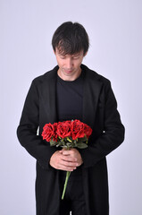 homem de comércio rômantico segurando buquê de flores presente para dia dos namorados 