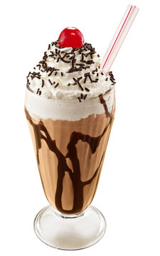 taça com milk shake de chocolate com cobertura de chantilly, granulado de chocolate e cereja isolado em fundo transparente