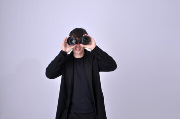 homem de neg&oacute;cios fot&oacute;grafo  masculino  segurando lentes fotogr&aacute;ficas 