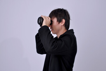 homem de negócios fotógrafo  masculino  segurando lentes fotográficas 