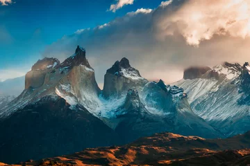 Tableaux ronds sur plexiglas Cuernos del Paine Dramatic dawn in Torres del Paine, Chile