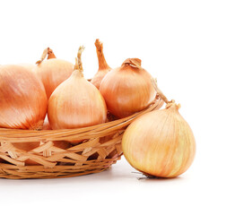 Big ripe onions in a basket. - 781510730