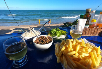 Almoço à beira mar, mesa posta em um restaurante do nordeste brasileiro na orla da praia.