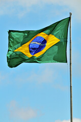Bandeira do Brasil em mastro tremulando 