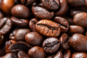 Primo piano di chicchi di caffè tostato, icona del caffè espresso italiano  - 781522156
