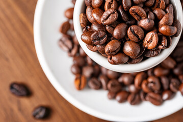 Obraz premium Primo piano di chicchi di caffè tostato, icona del caffè espresso italiano 