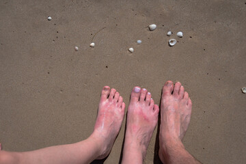 stopy na piasku, muszle na piasku