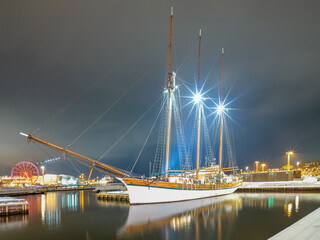 Fototapeta na wymiar Beautiful three masted sailing ship moored in Helsinki in winter