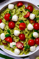 Pasta with pesto, cherry tomatoes and mozzarella.. .style hugge - 781528183