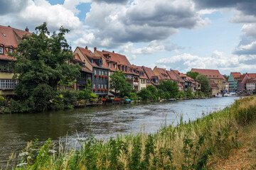 Fototapeta premium Am Ufer des Flusses linker Regnitzarm in Bamberg mit Blick auf die historischen Gebäude der Stadt