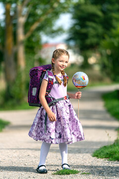 blondes gl&uuml;ckliches sechsj&auml;hriges M&auml;dchen mit Schult&uuml;te und Schulrucksack, erstkl&auml;sslerin, sonniger tag, schulanfang, ganz k&ouml;rper