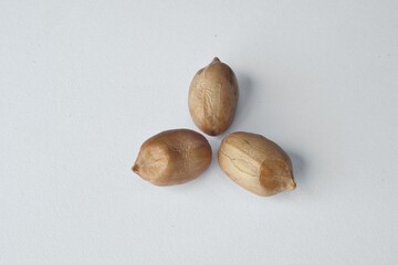 Grãos de amendoim em close-up em fundo branco