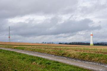Landwirtschaftsfeld mit Auf- oder Abbau von Windrädern im ländlichen Deutschland